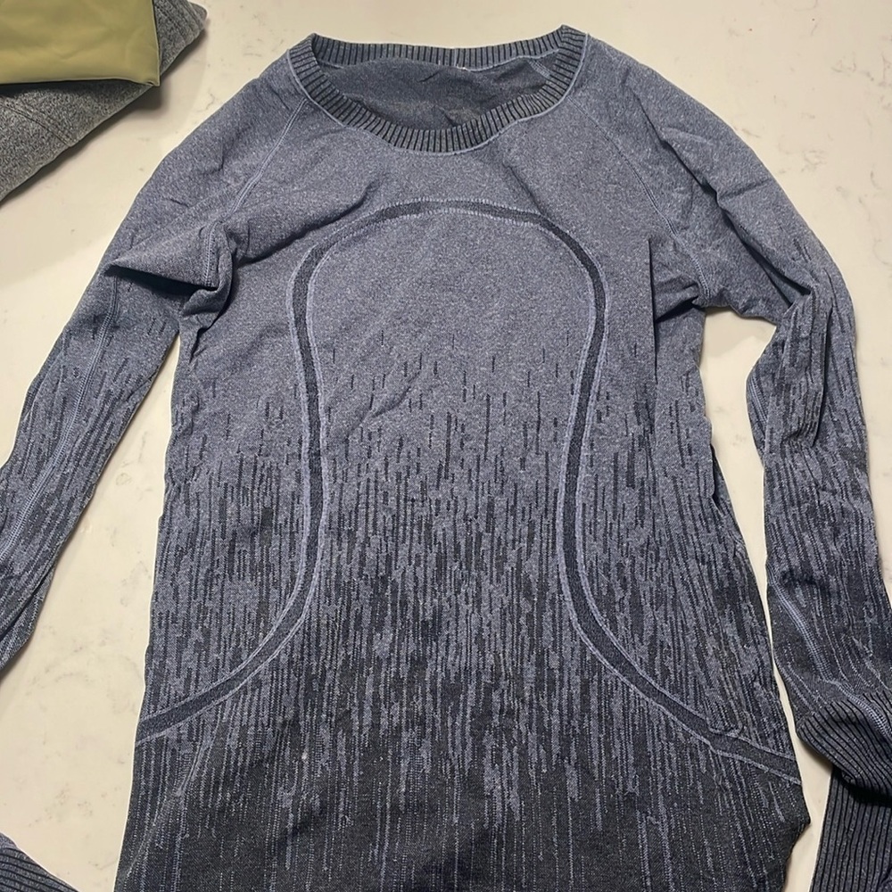 Lululemon size 8 women’s workout long sleeve shirt